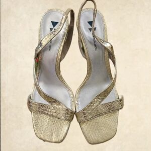 Dani Black Gold snakeskin stamped wedge heels. 7M by Dani Black.